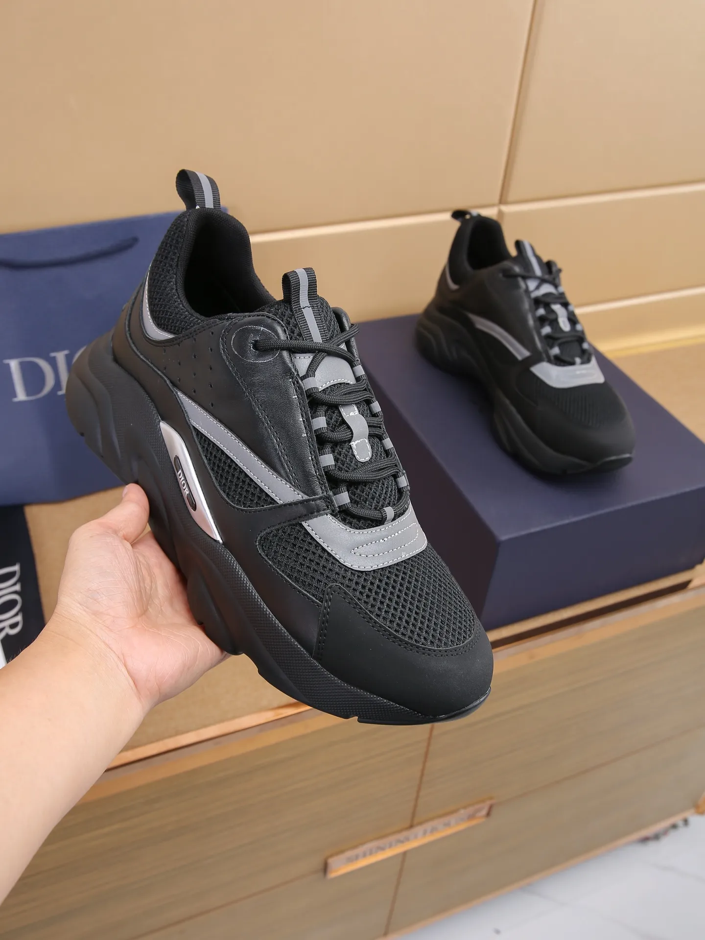 Factory price: 460💰Dior’s top version of D’s b22 men’s sports shoes. Inspired by retro running styles, the chunky low-top silhouette features gray calf leather and blue and white mesh fabric uppers, atop a black, white and blue engraved rubber sole. Nylon ribbon accents the blue mesh tongue and heel counter, and a "dio~" logo appears on the side. Pair it with a suit for a striking contrast and add a sportswear-chic edge to your look. The thick sole can be about 4cm~ Size: 38-45, [46, 47 customized]